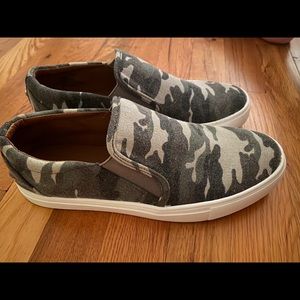 Steve Madden camo shoes- Size 8